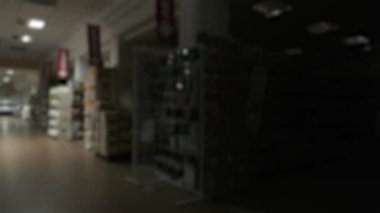 Arka plan bulanık. Emty Süpermarketindeki ışıklar yanıyor. Alışveriş Merkezi