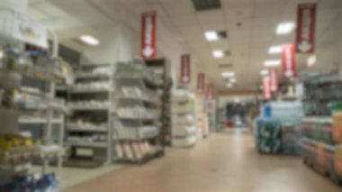 Arka plan bulanık. Emty Süpermarketindeki ışıklar sönüyor. Alışveriş Merkezi