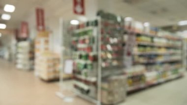 Boş bir süpermarkette arka planda bulanıklık. Alışveriş Merkezi