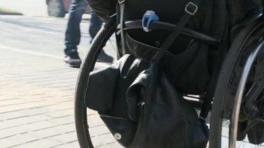 Engelli bir kadın özel bir arabaya asansör yüklüyor.