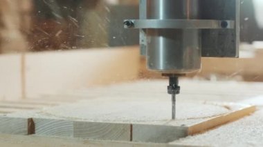 CNC değirmen makinesiyle odun kesmek