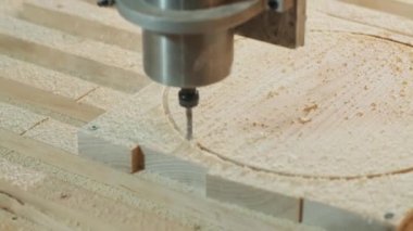 CNC değirmen makinesiyle odun kesmek