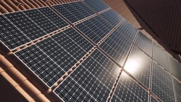 阳光灿烂的屋顶上太阳能电池板组件的3D视频动画 — 图库视频影像