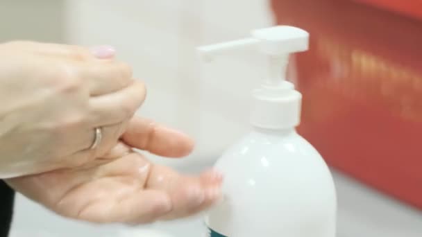 Vrouw Die Alcohol Wrijft Alternatief Voor Handen Wassen Coronavirus Handreiniger — Stockvideo