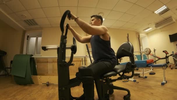 Ein Behinderter Patient Physischer Rehabilitationstherapie — Stockvideo