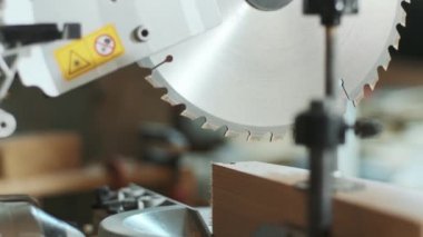 Marangozluk atölyesi - atölyede profesyonel bir araç - budama makinesi. İşçi budama makinesindeki ahşabı buduyor