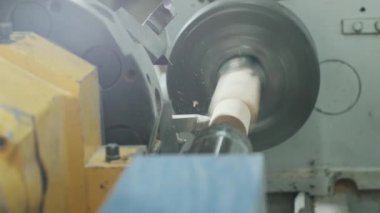 Atölye işçisi. Arka plan katılımcı atölyesinde portre işçisi. El işi. Atölyesinde profesyonel bir marangozun portresi