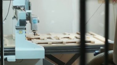 Ahşap işçilerinin dükkanında matkap ahşap bir desen kazıyor.