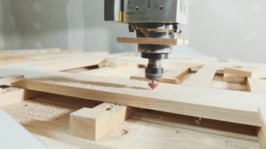 Ahşap işçilerinin dükkanında matkap ahşap bir desen kazıyor.