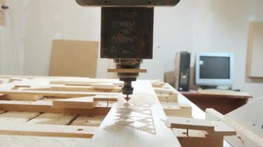 Ahşap işçilerinin dükkanında matkap ahşap bir desen kazıyor.