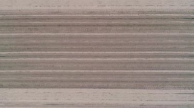 Yüklü sulama sistemi olan ekilmiş bir tarla sebze ekmeye hazır. Hava görünümü