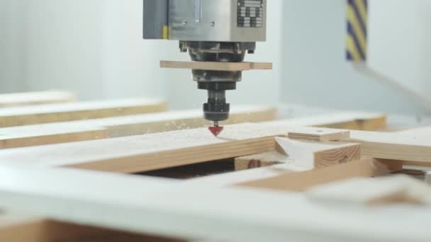 Tienda Carpintería Taladro Cnc Está Perforando Patrón Tablón Madera Cerca — Vídeos de Stock