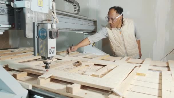 Loja Woodworkers Broca Cnc Está Perfurando Padrão Prancha Madeira Carpinteiro — Vídeo de Stock