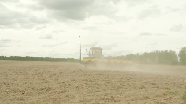 Tractor Con Sembradoras Especiales Precisión Sembradora Está Trabajando Campo Maquinaria — Vídeo de stock