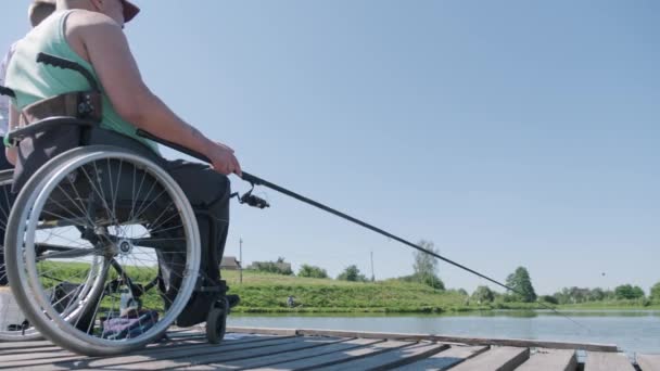 Homem Deficiente Pescar Num Lago Cadeira Rodas Acampar Hora Verão — Vídeo de Stock