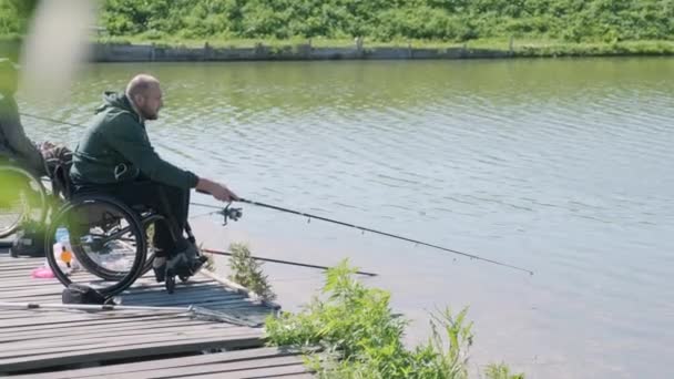 Homem Deficiente Pescar Num Lago Cadeira Rodas Acampar Hora Verão — Vídeo de Stock