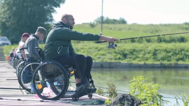 Gehandicapte Man Aan Het Vissen Bij Een Meer Rolstoel Kamperen — Stockvideo