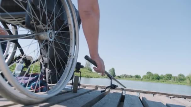 Uomo Handicappato Che Pesca Lago Sedia Rotelle Campeggio Ora Legale — Video Stock