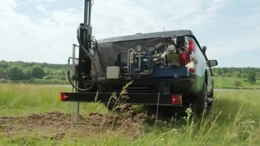 Toprak örneği. Özel ekipmanlı bir araç analiz için toprak örnekleri toplar. Toprak, yüksek yağmur çayırlarını örnekliyor. Toprak incelemesi