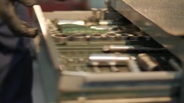 Modern Servis İstasyonunda tamirci mavi metal kutuyu farklı araç tamir araçlarıyla açtı