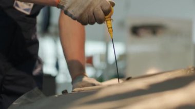 Motor 'daki araba yağını kontrol ediyorum. Sağlık ve Bakım araba konsepti. Kapat.