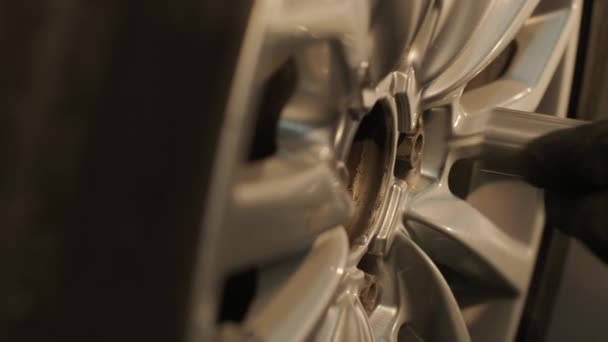 Garaj Atölyesinde Araba Lastiği Değiştiren Tamirci Ağır Çekim Otomatik Servis — Stok video
