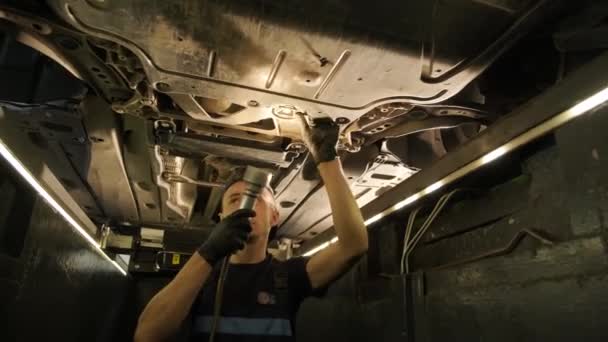 Mecánico Automático Que Trabaja Debajo Máquina Elevadora Coches Garaje Taller — Vídeos de Stock
