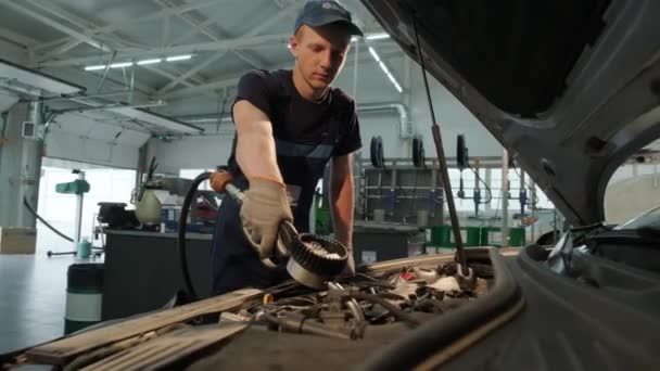 Auto Μηχανικός Αλλάζει Λάδι Κινητήρα Έναν Κινητήρα Στο Σταθμό Αυτοκινήτων — Αρχείο Βίντεο