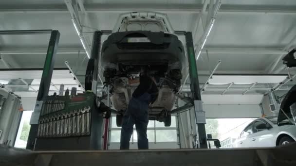 Bilmekaniker Som Arbetar Bilens Lyftmaskin Garaget Bilverkstad Bilservice Reparation — Stockvideo