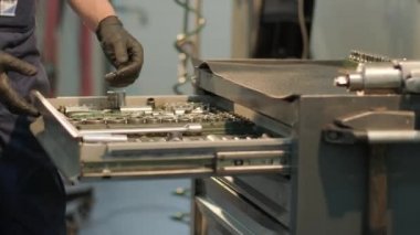 Modern Servis İstasyonunda tamirci mavi metal kutuyu farklı araç tamir araçlarıyla açtı
