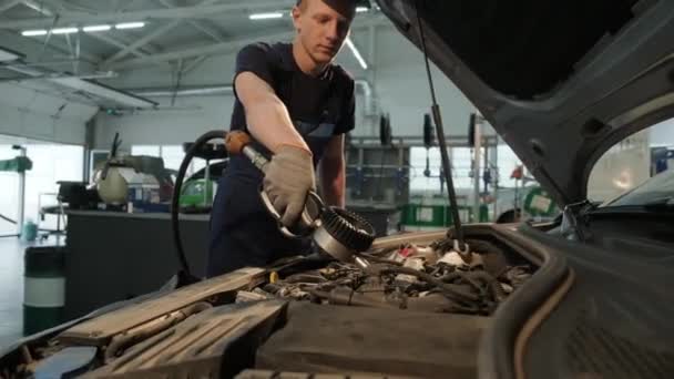 Auto Μηχανικός Αλλάζει Λάδι Κινητήρα Έναν Κινητήρα Στο Σταθμό Αυτοκινήτων — Αρχείο Βίντεο