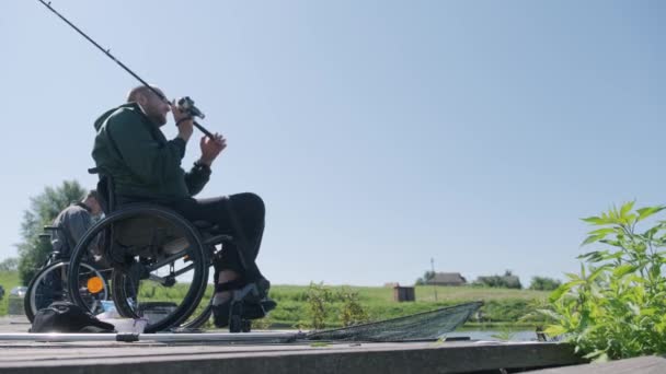 Hombre Discapacitado Pescando Lago Silla Ruedas Verano Personas Con Discapacidad — Vídeos de Stock