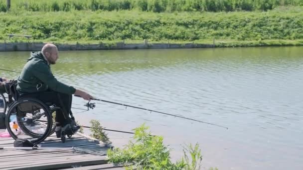 Homem Deficiente Pescar Num Lago Cadeira Rodas Hora Verão Pesca — Vídeo de Stock