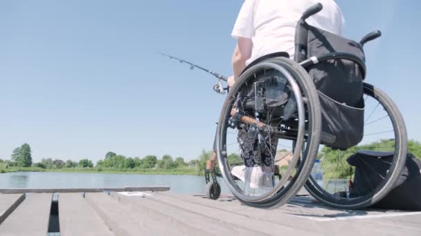 Handikappet Mann Som Fisker Ved Innsjø Rullestol Sommerferie Funksjonshemmet Personfiske – stockvideo