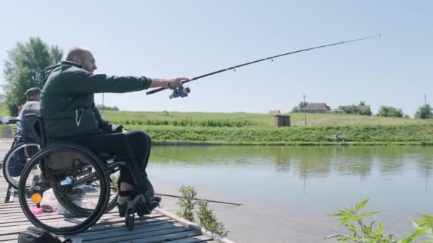 Homem Deficiente Pescar Num Lago Cadeira Rodas Hora Verão Pesca — Vídeo de Stock