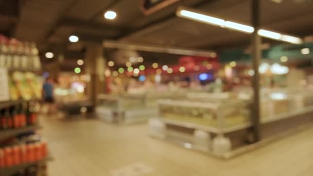 Люди Тележками Люди Ходят Магазинам Супермаркете Размытый Фон — стоковое видео