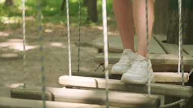 Yüksek telli parka tırmanma macerası - insanlar dağ kaskı ve güvenlik ekipmanları ile rotalarında