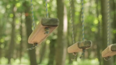 Yüksek telli parka tırmanma macerası - insanlar dağ kaskı ve güvenlik ekipmanları ile rotalarında