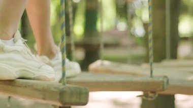 Yüksek telli parka tırmanma macerası - insanlar dağ kaskı ve güvenlik ekipmanları ile rotalarında