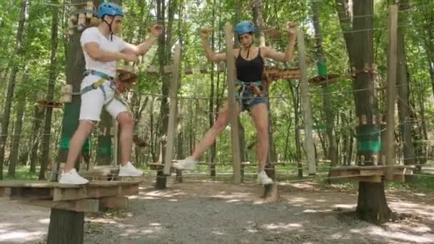 Abenteuer Hochseilpark Menschen Mit Berghelm Und Sicherheitsausrüstung Parcour — Stockvideo