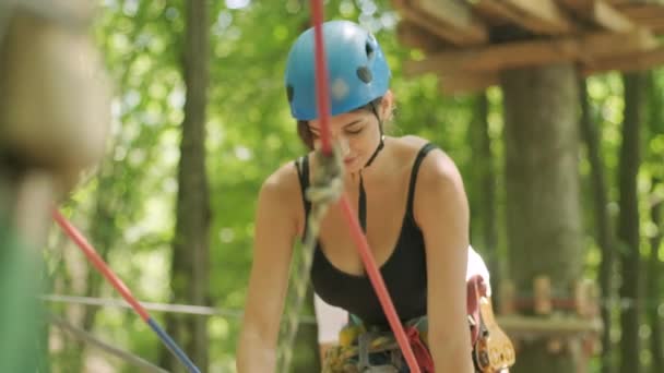 Aventura Escalada Alto Fio Parque Pessoas Curso Capacete Montanha Equipamentos — Vídeo de Stock