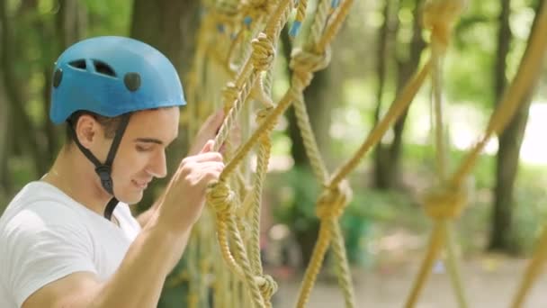 Parco Avventura Arrampicata Alta Fune Corso Uomo Casco Montagna Attrezzature — Video Stock