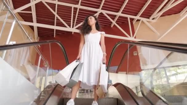 Молодая Женщина Ходит Красочными Сумками Вокруг Торгового Центра Эскалатор — стоковое видео