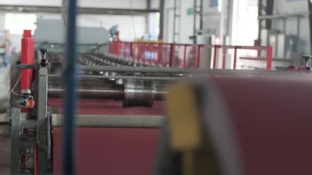現代の金属加工工場における金属板成形機 — ストック動画