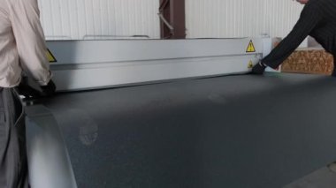 Modern metal fabrikasında metal levha oluşturma makinesi.