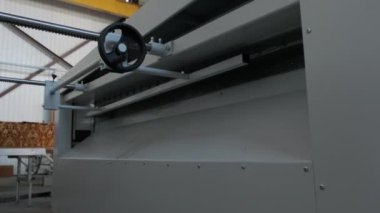 Modern metal fabrikasında metal levha oluşturma makinesi.