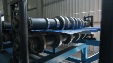 Modern metal fabrikasında metal levha oluşturma makinesi.