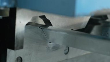 Modern metal fabrikasında metal levha oluşturma makinesi.