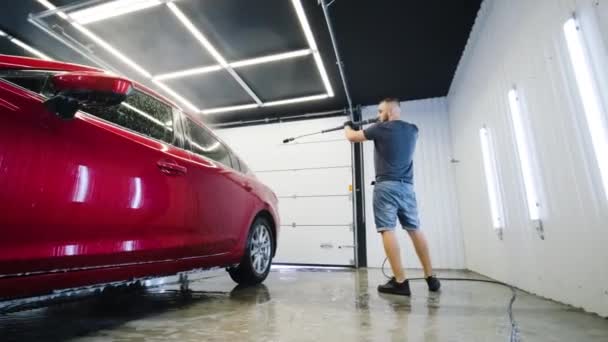 Limpieza Lavado Coches Con Espuma Agua Alta Presión Coche Rojo — Vídeos de Stock