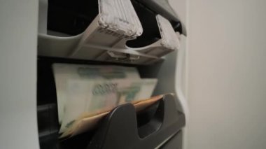 Para sayma makinesine sürtünme parası. Makinedeki otomatik para sayımı